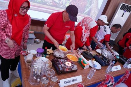 Aparatur Sipil Negara (ASN) di lingkungan Dinas Perhubungan (Dishub) Jawa Barat, antusias mengikuti berbagai perlombaan, yang di gelar di halaman Graha Dishub Jabar